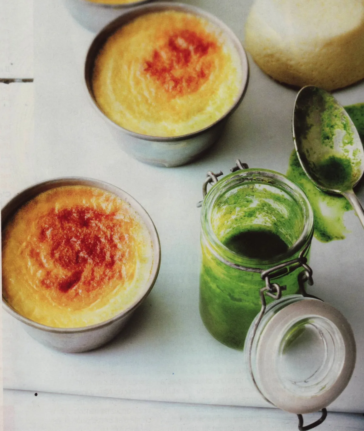 Petits flans à l'ail et coulis de roquette