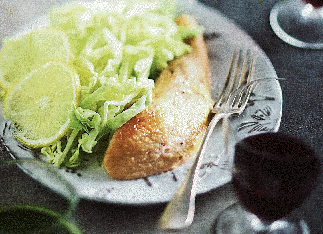 Pintade à la vapeur, jus vert aux herbes