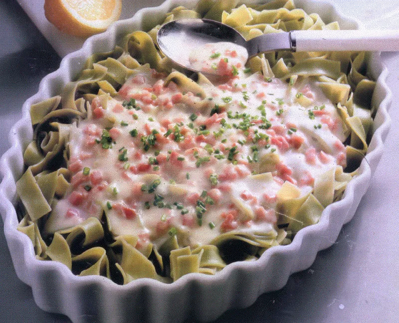 Tagliatelles vertes au fromage et au jambon