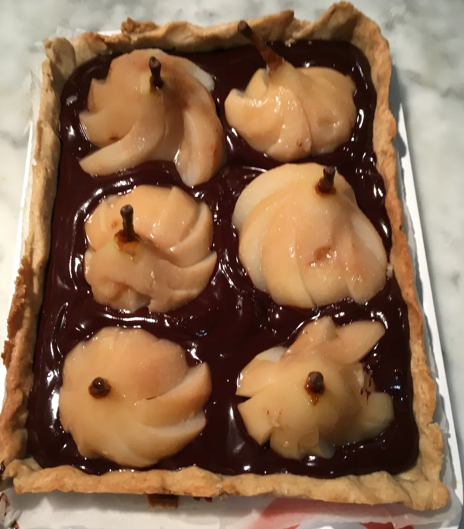Tarte aux poires, chocolat et praliné